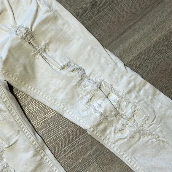 Woman’s Miss Me white distressed, signature capris - size 30 - Picture 6 of 16